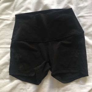 Lululemon wunder under black shorts (2)